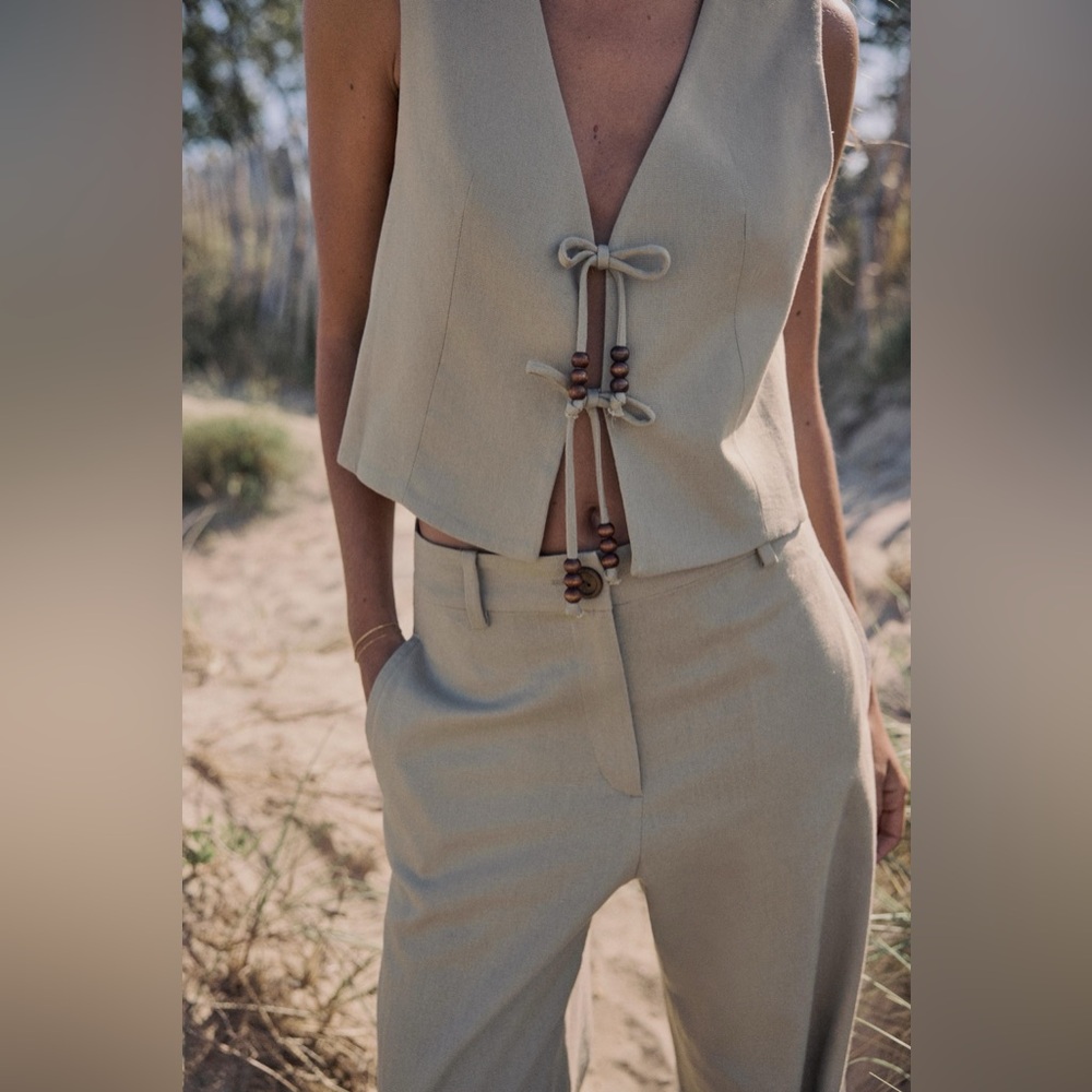 Zara
LINEN BLEND VEST WITH BEADED BOWS